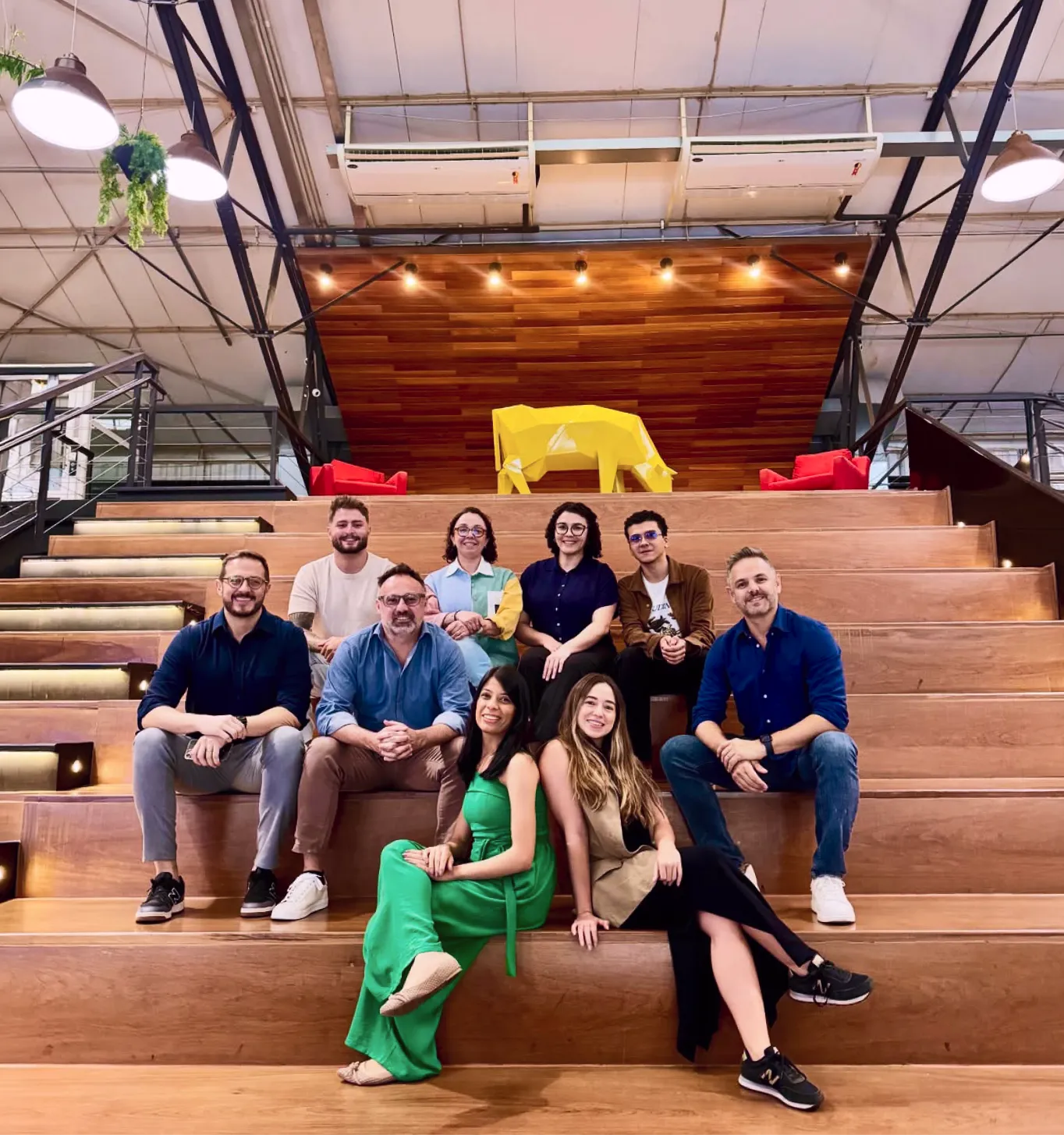 Equipe da Toomorrow Branding reunida em ambiente de trabalho, representando a consultoria de branding para médias empresas brasileiras.