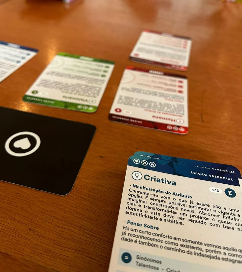 Cartas de atributos utilizadas na dinâmica estratégica do case Sogna pela Toomorrow Branding.