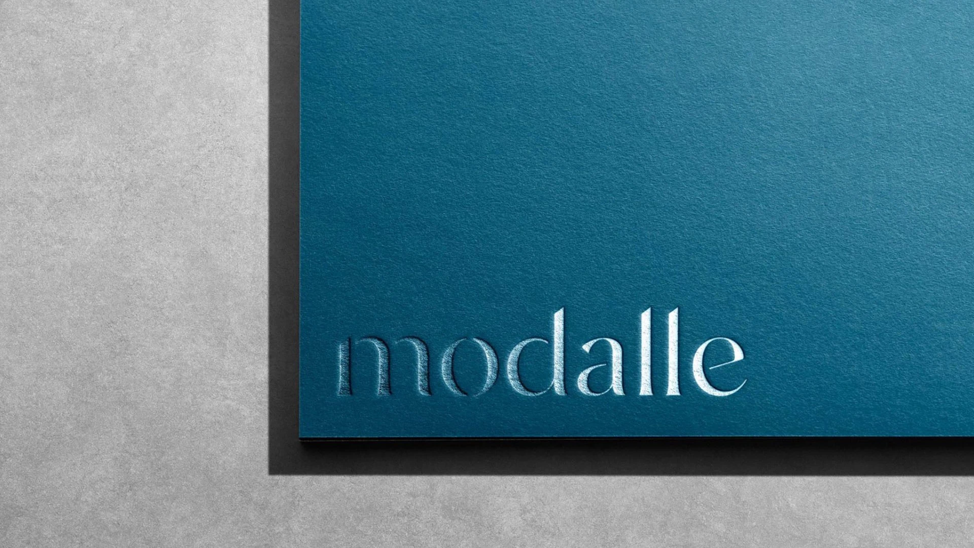 Logotipo da Modalle aplicado em material institucional, representando a identidade visual desenvolvida pela Toomorrow Branding.