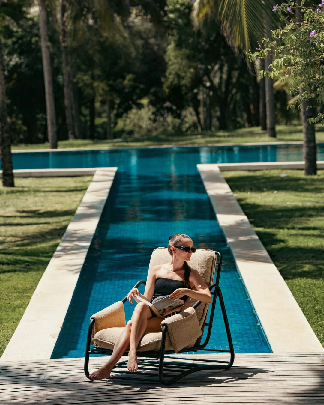 Poltrona Modalle em área de lazer com piscina, representando conforto, design e sofisticação em ambientes externos.