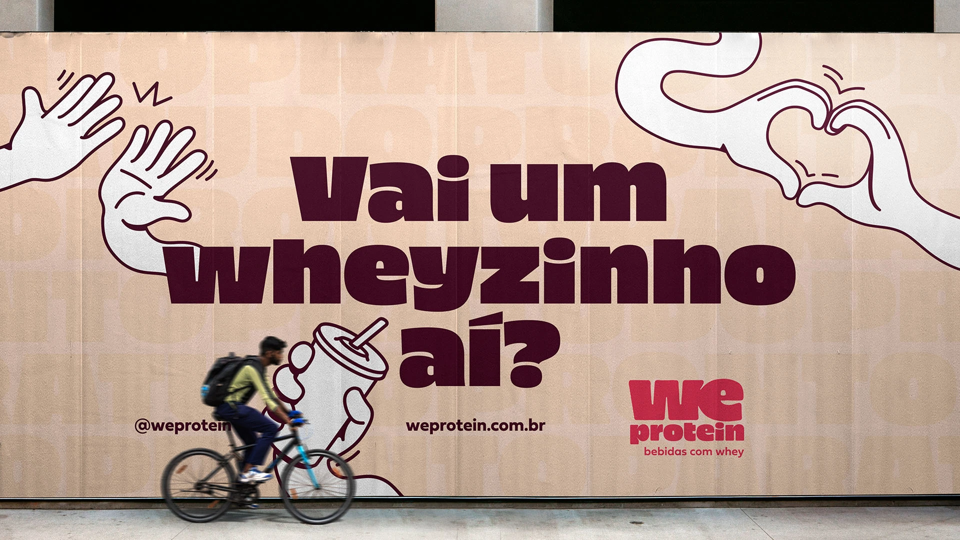 Outdoor da We Protein com a frase “Vai um wheyzinho aí?”, ilustrações da marca e identidade visual aplicada.