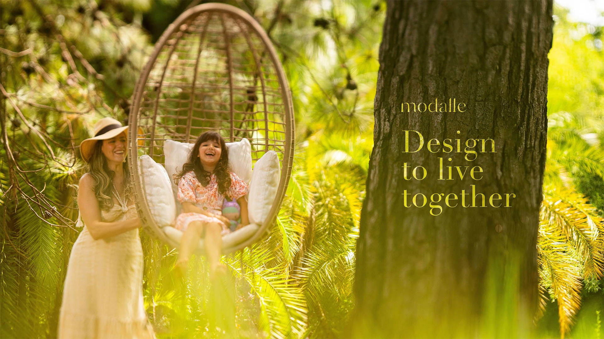 Campanha da Modalle com balanço externo em meio à natureza e assinatura Design to live together.